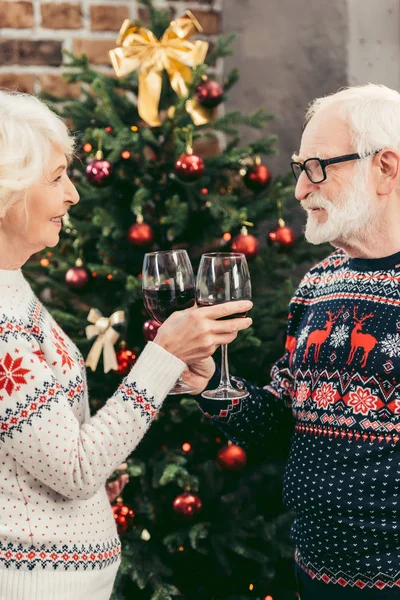 Pareja mayor tintineo gafas en Navidad — Foto de Stock