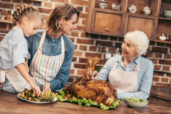 Wanita mempersiapkan diri untuk Thanksgiving — Stok Foto