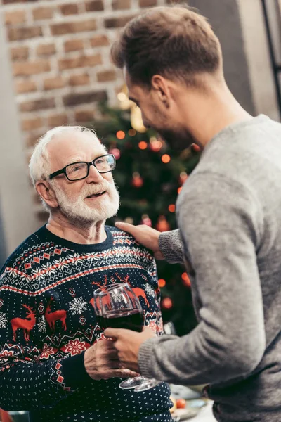 Äldre man och son firar jul — Stockfoto