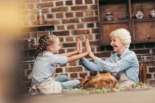 Mormor och barnbarn ger hög fem — Stockfoto