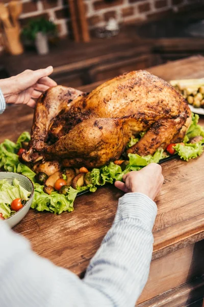 Vrouw bedrijf dienblad met Turkije — Stockfoto