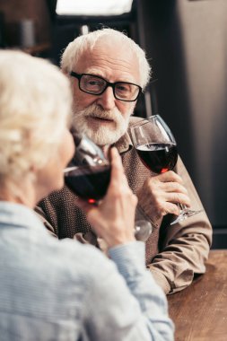 Şarap içen yaşlı çift.