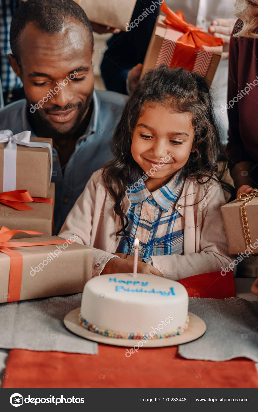 Padre e hija con pastel de cumpleaños - Foto de stock gratis ©  ArturVerkhovetskiy #170233448