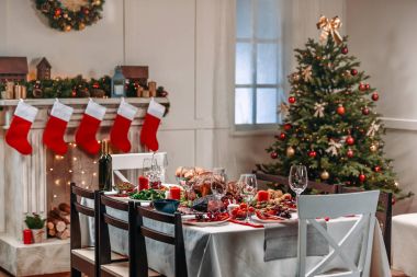 Tablo için Noel yemeği servis