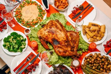Tablo için Noel yemeği servis