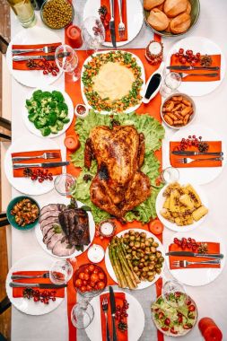 Tablo için Noel yemeği servis