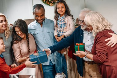 çocuklar için Noel hediyeleri sunan dedesi
