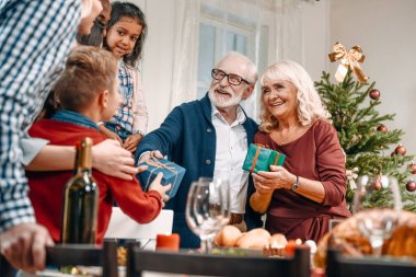 çocuklar için Noel hediyeleri sunan dedesi