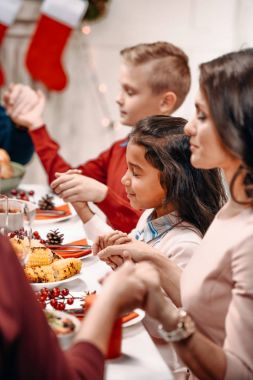 Noel yemekten önce dua aile