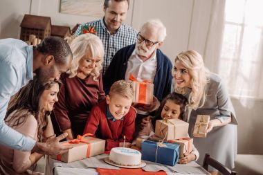 Büyük bir aile doğum günü kutluyor