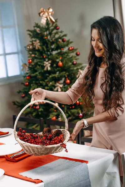 Mujer decorando mesa de Navidad — Foto de Stock