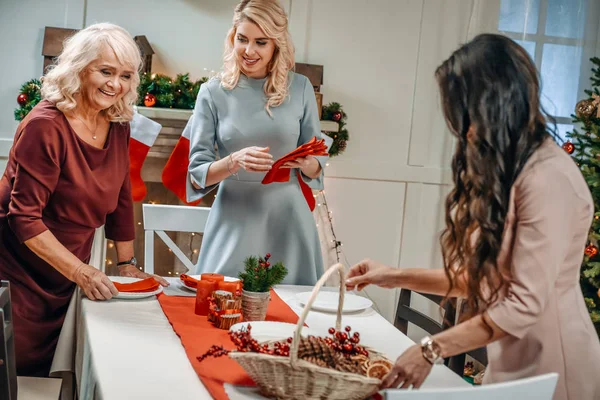 Perempuan yang mendekorasi tabel Natal — Stok Foto