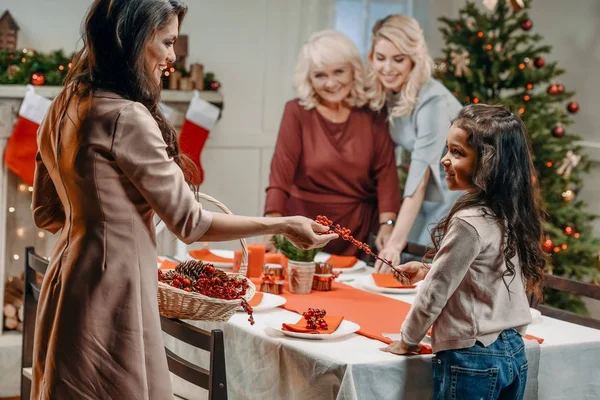 Díszítő karácsonyi asztal nők — Stock Fotó