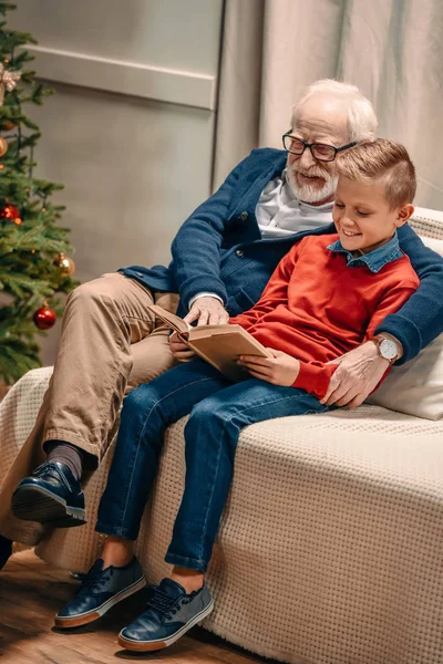 Reading book — Stock Photo, Image