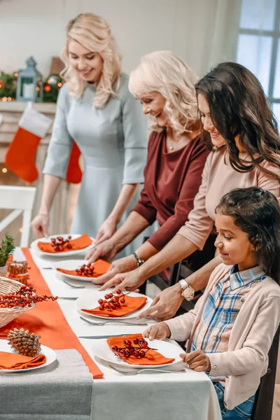Vrouwen kerst tafel versieren — Stockfoto