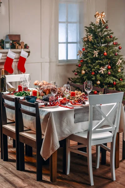 Geserveerd tabel voor kerstdiner — Stockfoto