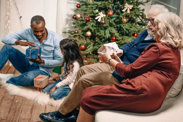 Família multiétnica no Natal — Fotografia de Stock