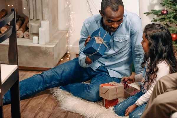 Pai apresentando presente de Natal para a filha — Fotografia de Stock