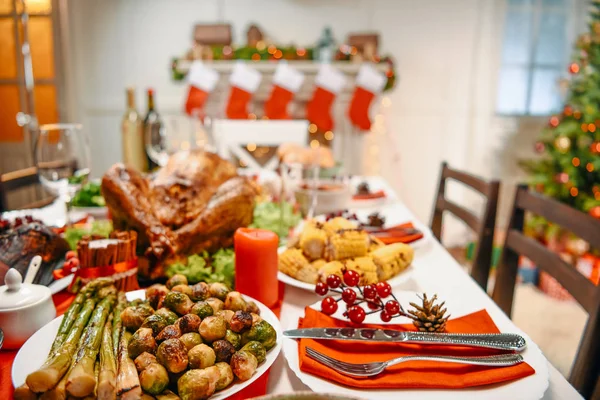 Mesa servida para la cena de Navidad — Foto de Stock