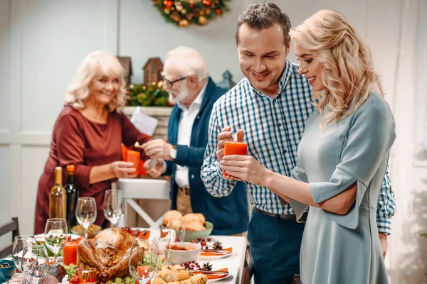 Par som dekorerer julebord – stockfoto