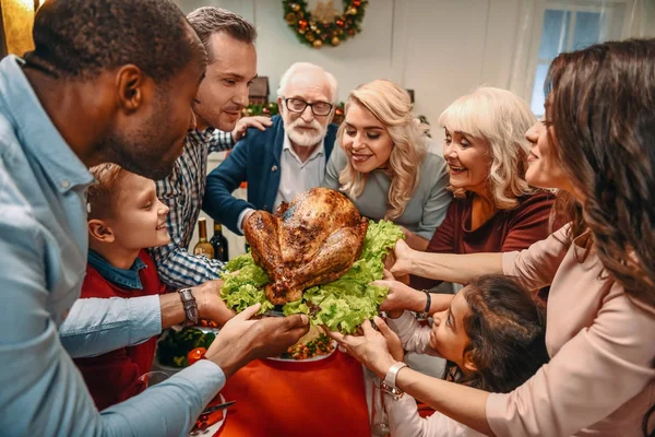 Большая семья держит рождественскую индейку — стоковое фото