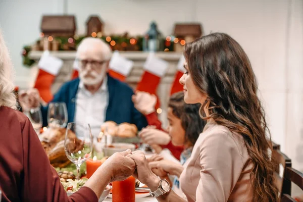 Familia rezando antes de la cena de Navidad — Foto de Stock