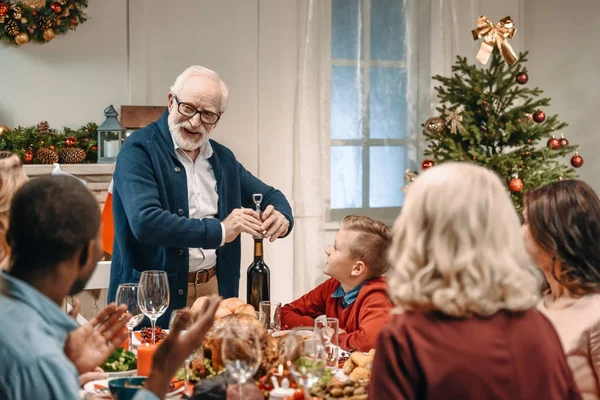 A család ünnepli a karácsonyt — Stock Fotó