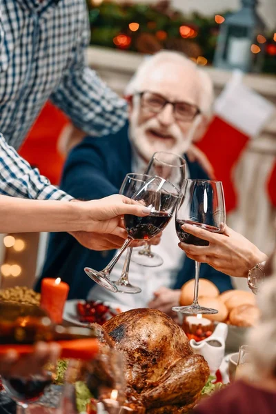 Hombre tintineo gafas con familia — Foto de Stock