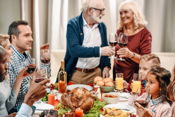 Familia teniendo cena de Navidad — Foto de Stock