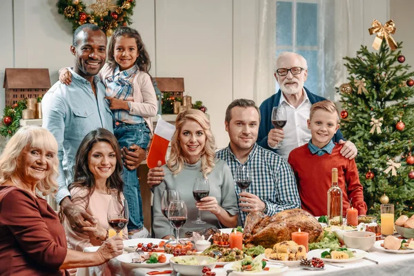 Stor familj firar jul — Stockfoto