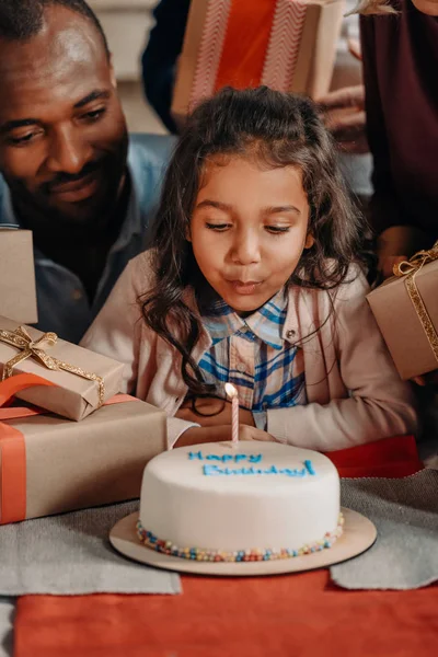 Padre e figlia con torta di compleanno — Foto Stock