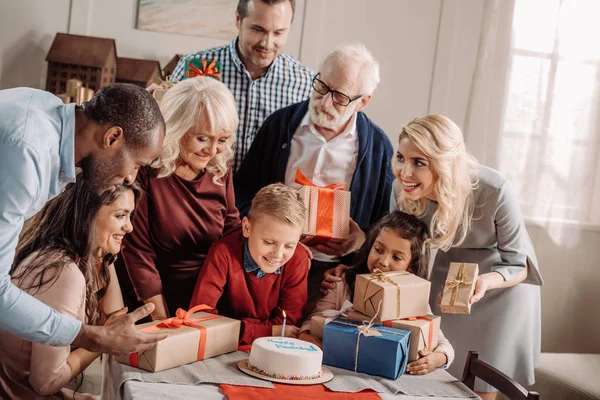 Grande família comemorando aniversário — Fotografia de Stock