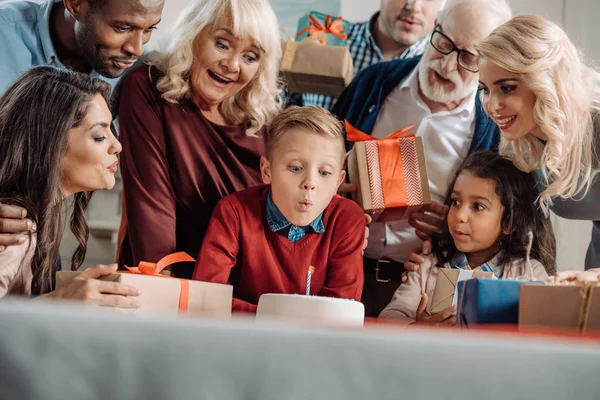 Celebrando cumpleaños — Foto de Stock