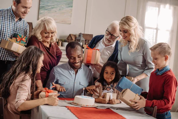 Grote familie vieren verjaardag — Stockfoto