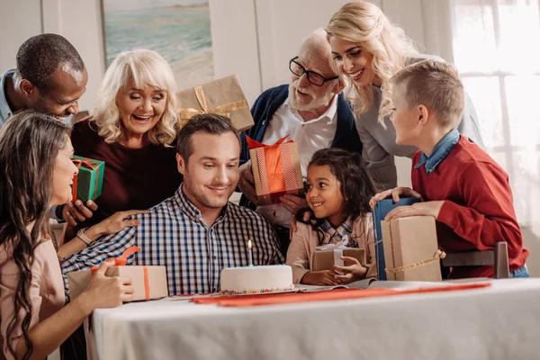 Stor familj firar födelsedag — Stockfoto