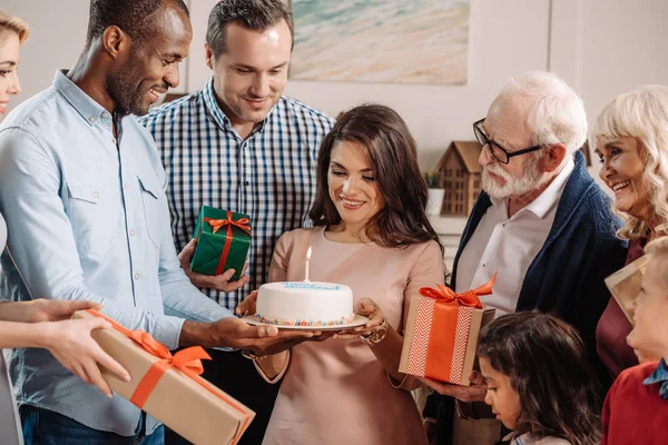 Stor familj firar födelsedag — Stockfoto