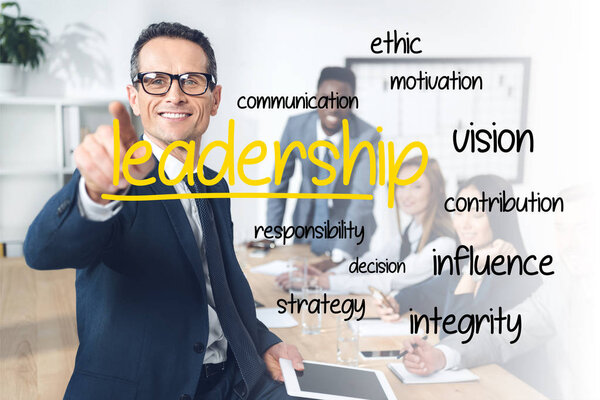 Бизнесмен, указывающий на камеру
