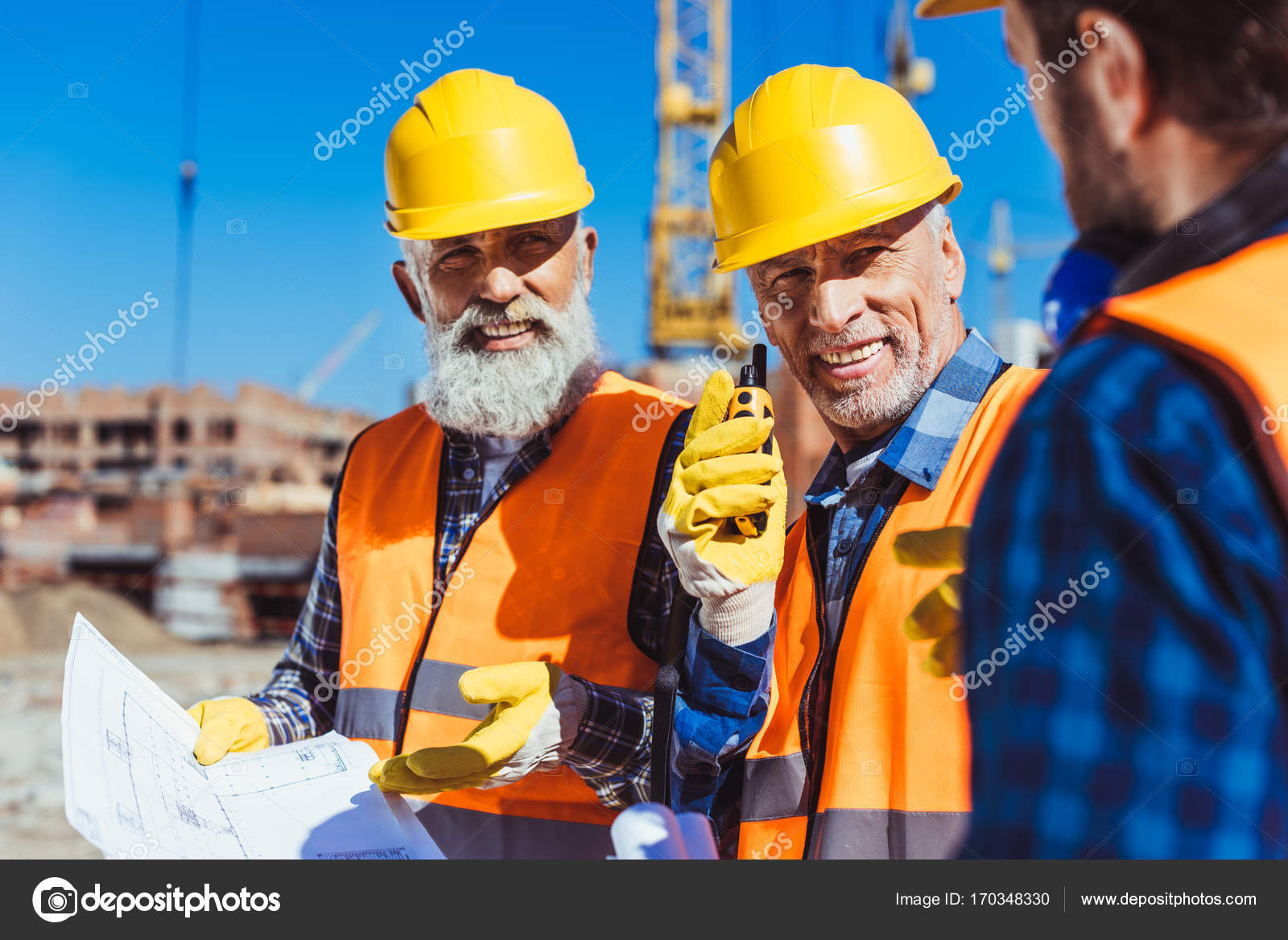 Construction workers discussing building plans — Stock Photo