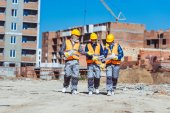 Tři pracovníci v Havířské na staveništi