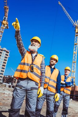 Foreman'ı yönetme inşaat işçileri