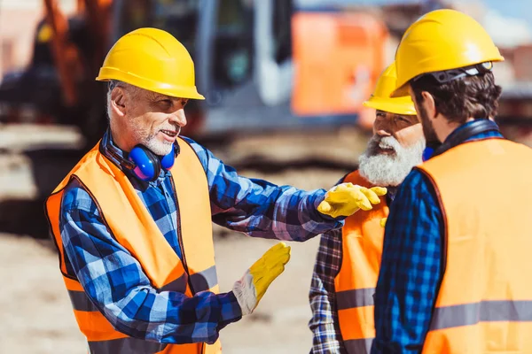 Foreman gerindo construtores — Fotografia de Stock