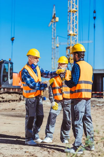 Foreman gerindo construtores — Fotografia de Stock