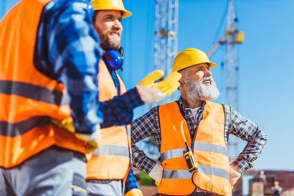 Byggare diskuterar arbete — Stockfoto