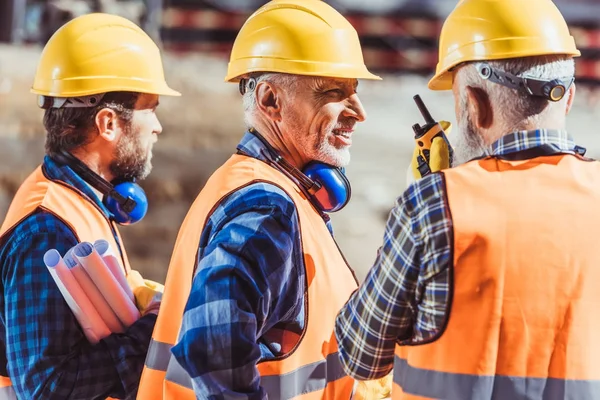 Werknemers in de bouw in uniform — Stockfoto