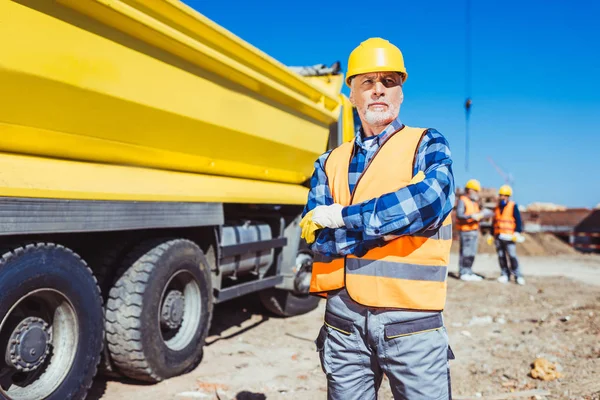 Trabajador de la construcción con los brazos cruzados — Foto de Stock