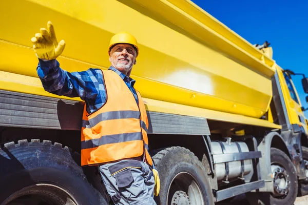 Bouwers en tip vrachtwagen — Stockfoto