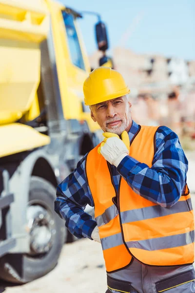 Trabajador de la construcción en hardhat y chaleco — Foto de Stock