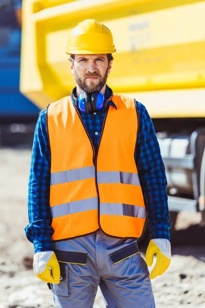 Construction worker in hardhat and vest — Stock Photo, Image