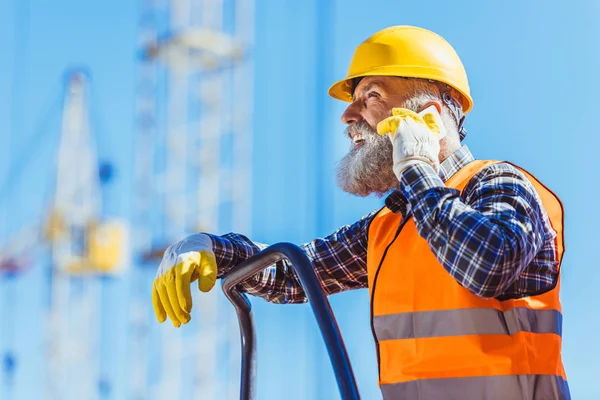 Construction worker talking on phone — Stock Photo, Image