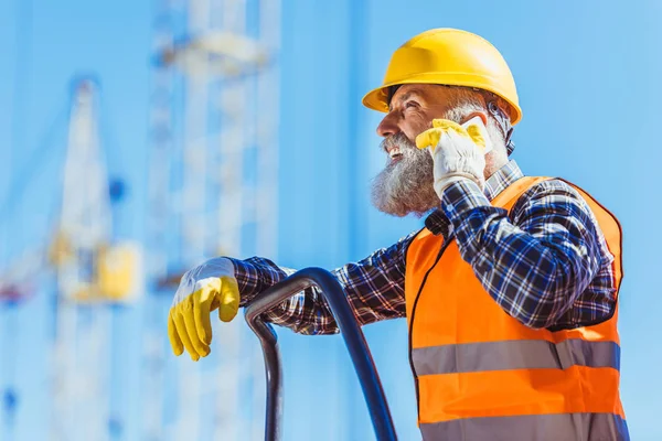 Byggnadsarbetare prata telefon — Stockfoto